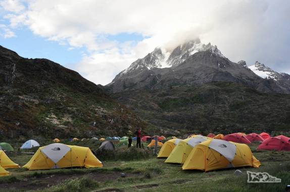 Um mar de barracas no camping Paine Grande, no parque nacional Torres del Paine, no sul do Chile